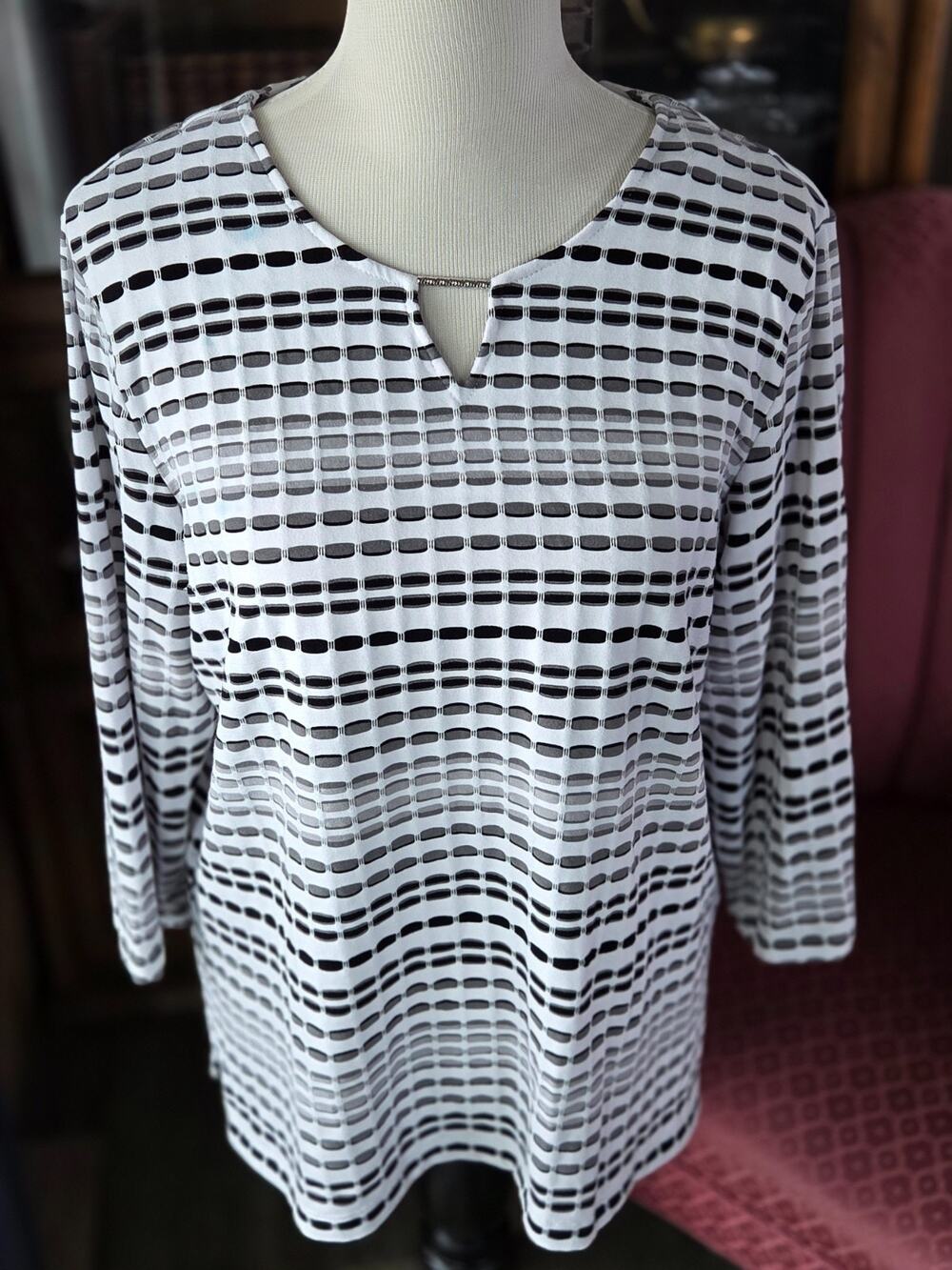 Alfred Dunner Women's Medium Top Geometric Stripe Metallic Bar Keyhole Blouse M